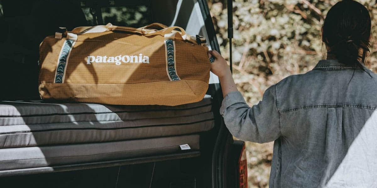 Patagonia Black Hole Duffel 55 Test Frau am Kofferraum