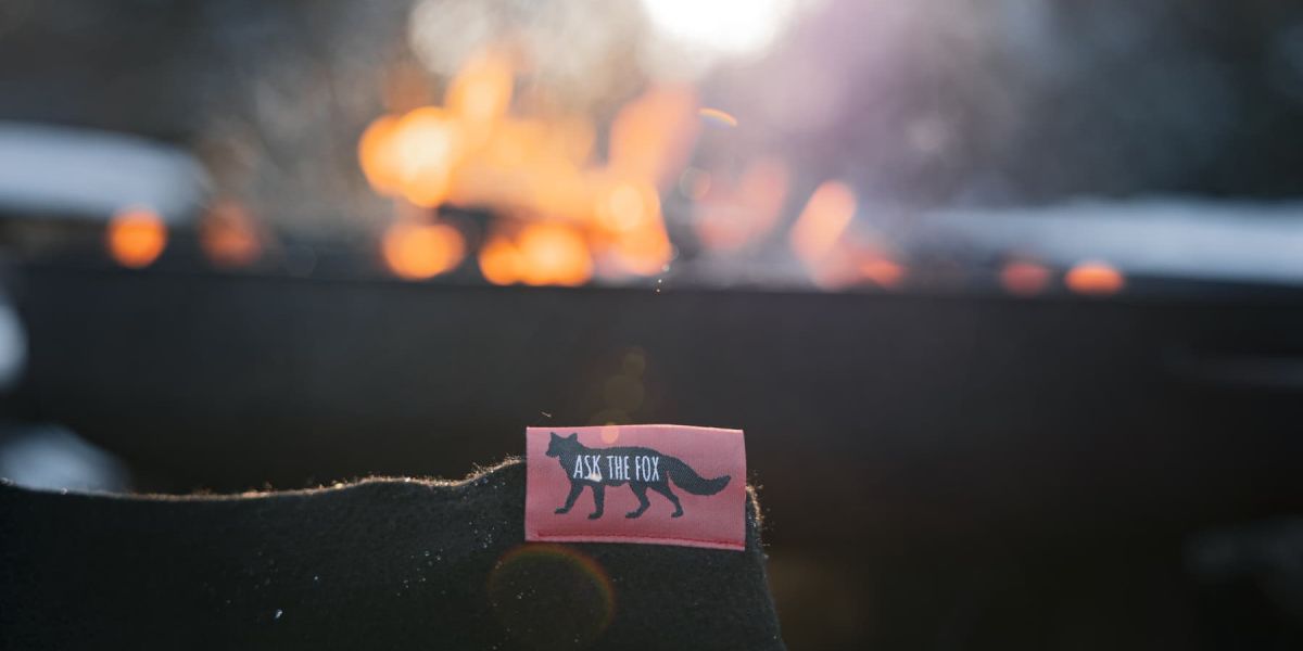 ASK THE FOX Feuerschutzdecke am Lagerfeuer