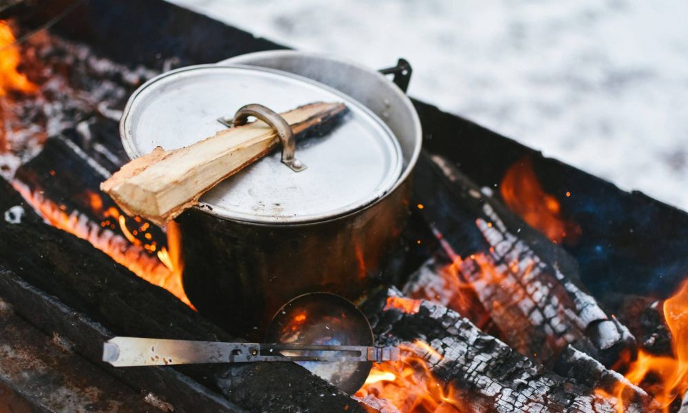 Kochen im Winter Suppe im Schnee