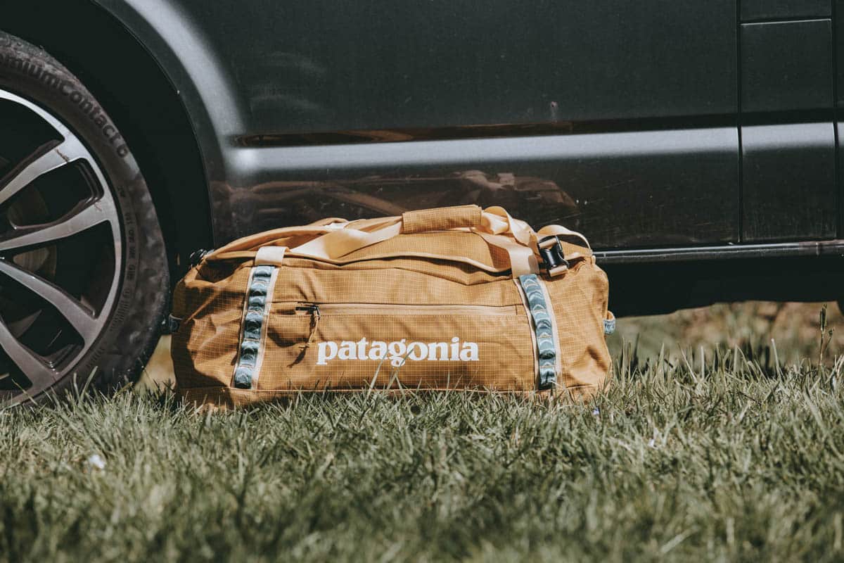 Patagonia Black Hole Duffel 55 liegt vor dem Camper