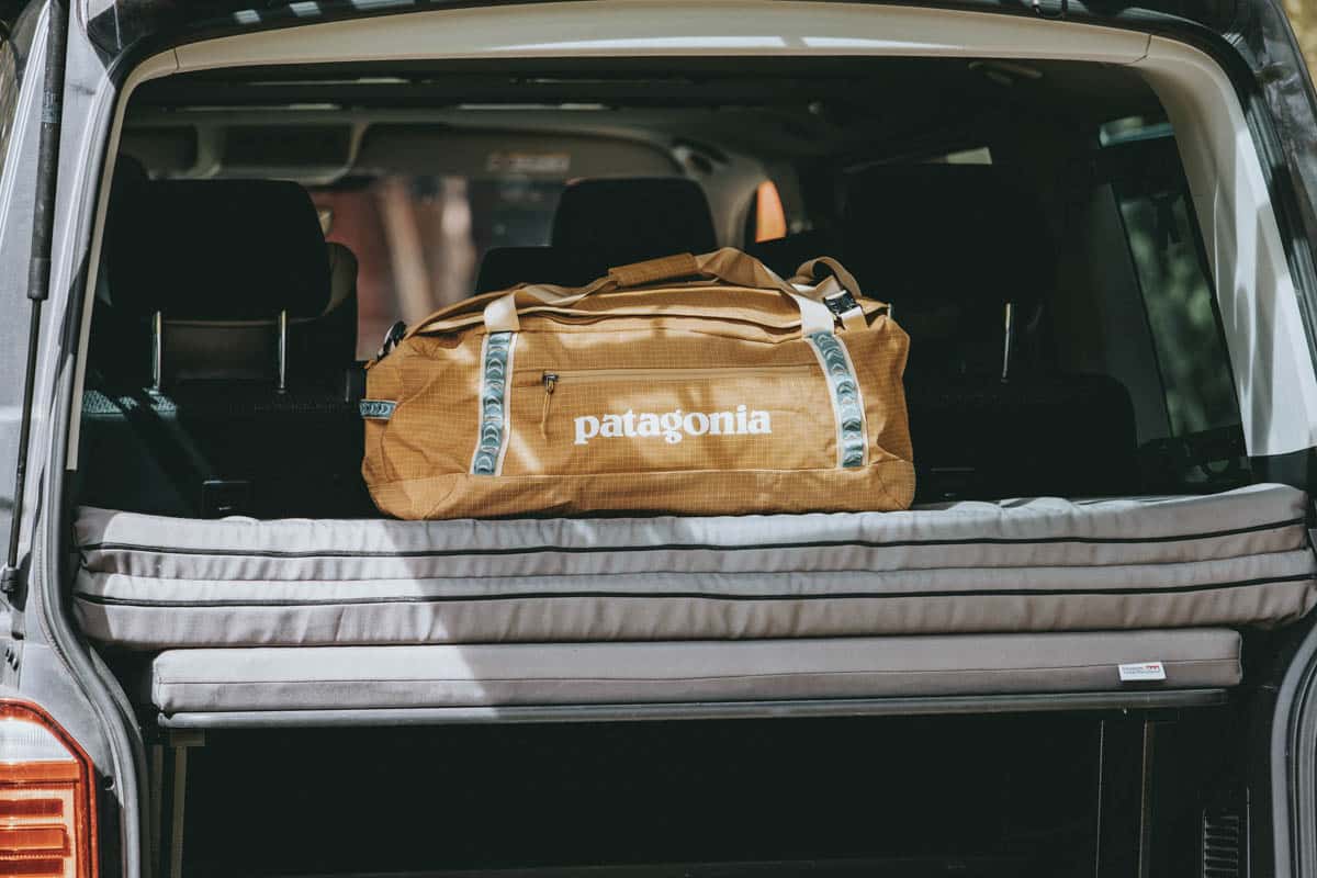 Patagonia Black Hole Duffel 55 liegt im Kofferraum