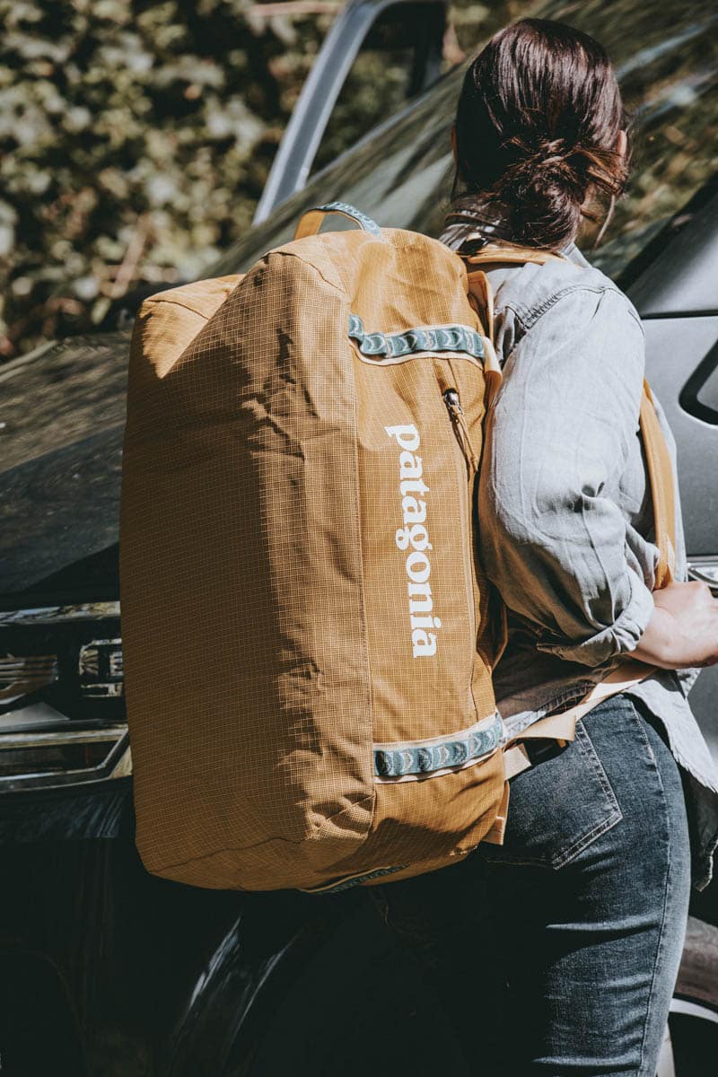 Patagonia Black Hole Duffel 55 als Rucksack vor einem VW Bus