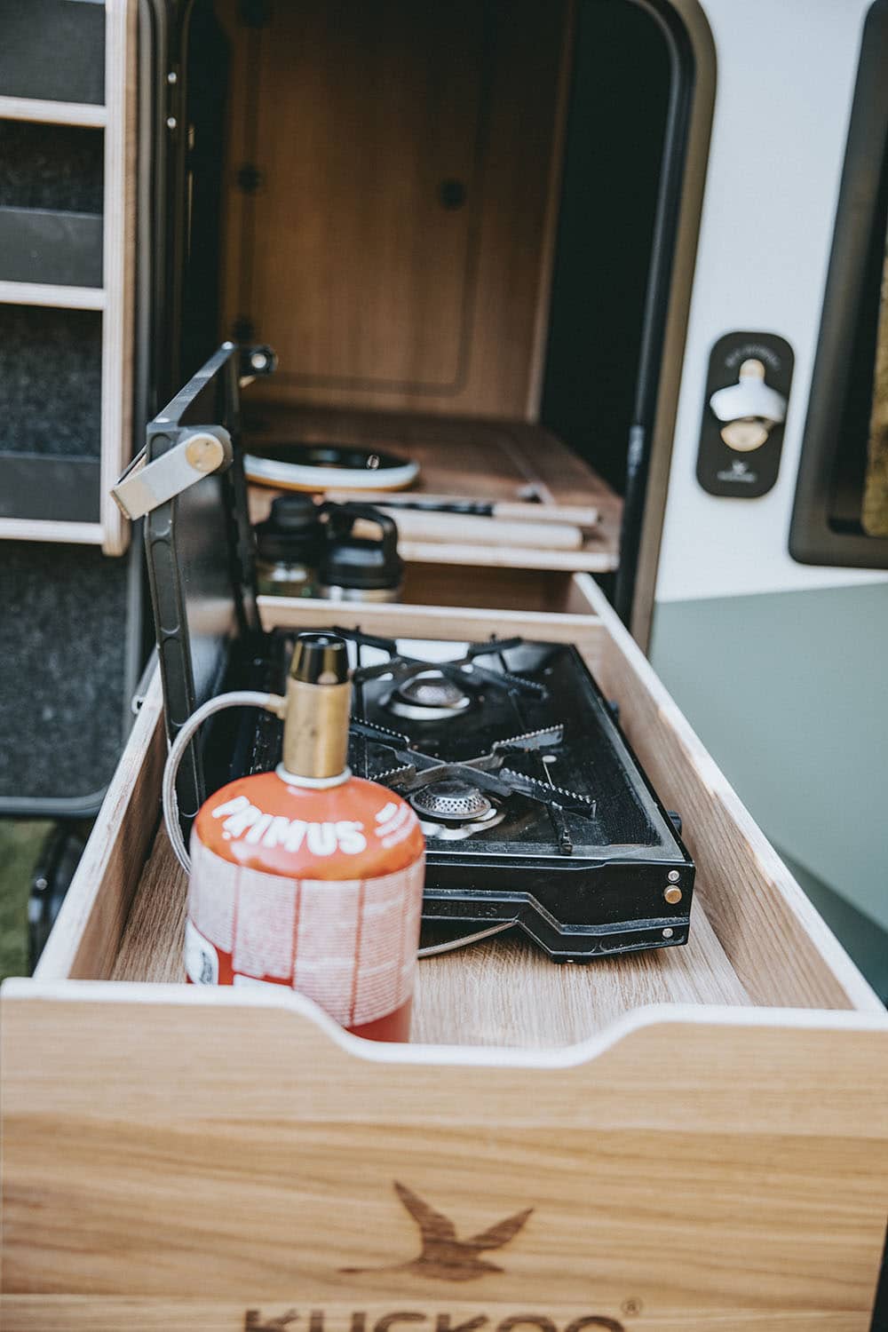 Kuckoo Camper Max Gemeinsam Draussen Küchenschublade mit Primus Gaskocher