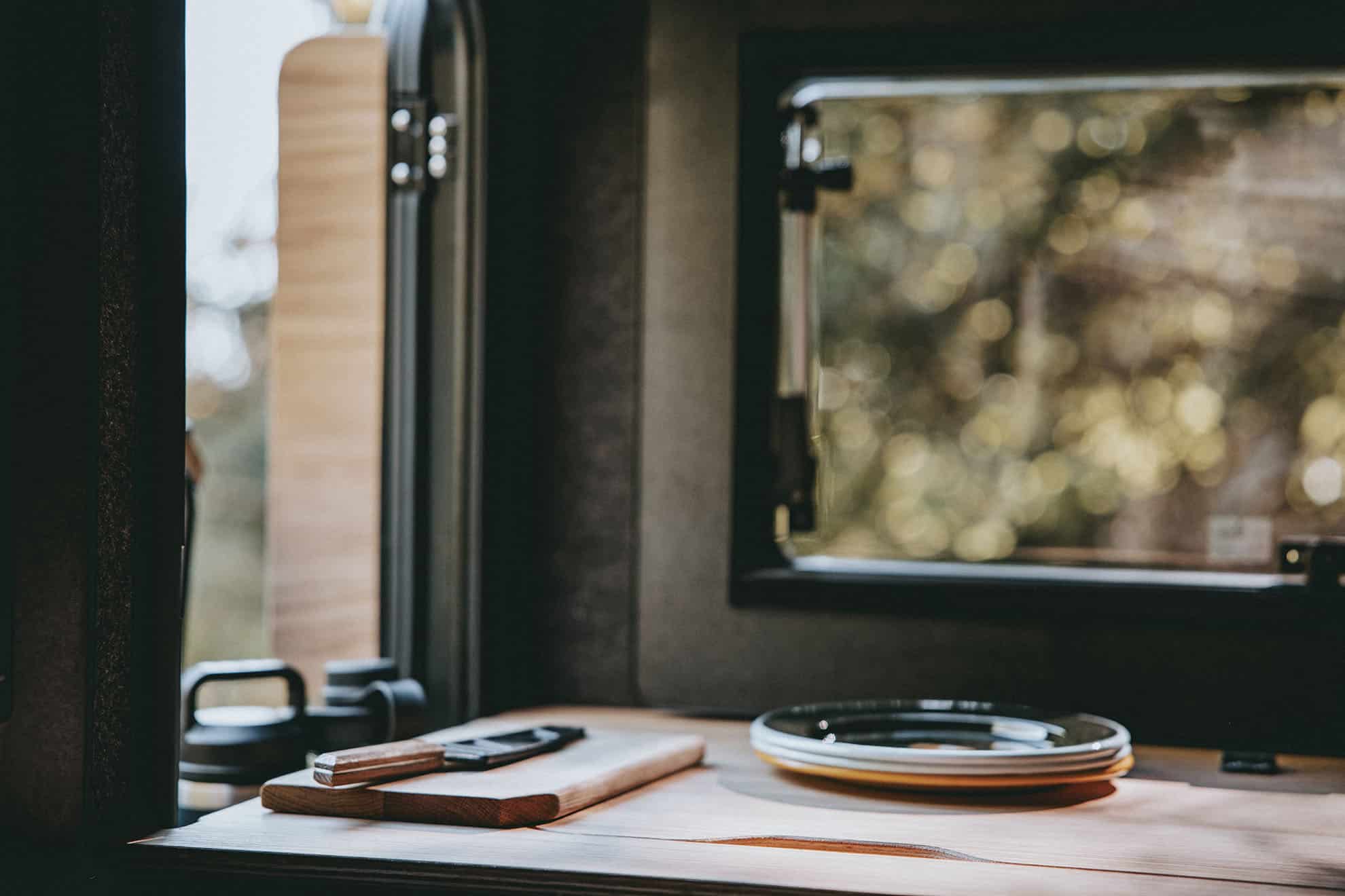 Kuckoo Camper Max Gemeinsam Draussen Küchenzubehör Schnbeidbrett und Teller