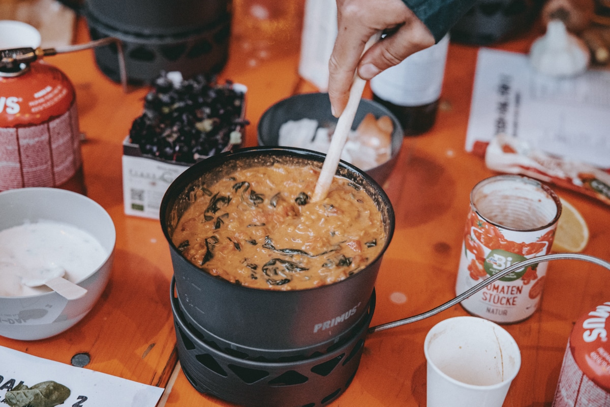 Linsen-Dal im Gaskocher zubereiten