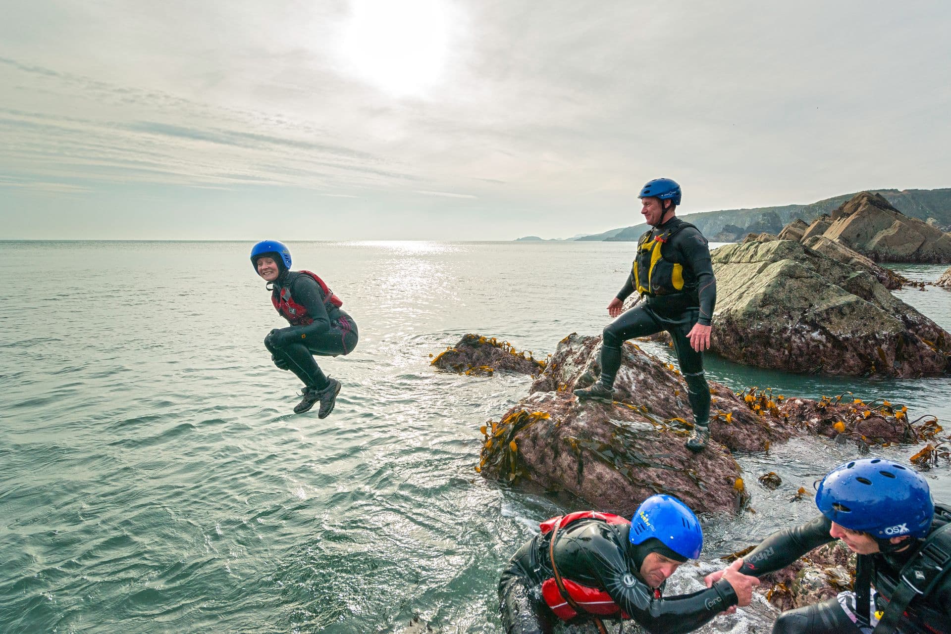 wales urlaub wyldmag outdoormagazin 202643104 coasteering near st davids web optimised 1920px