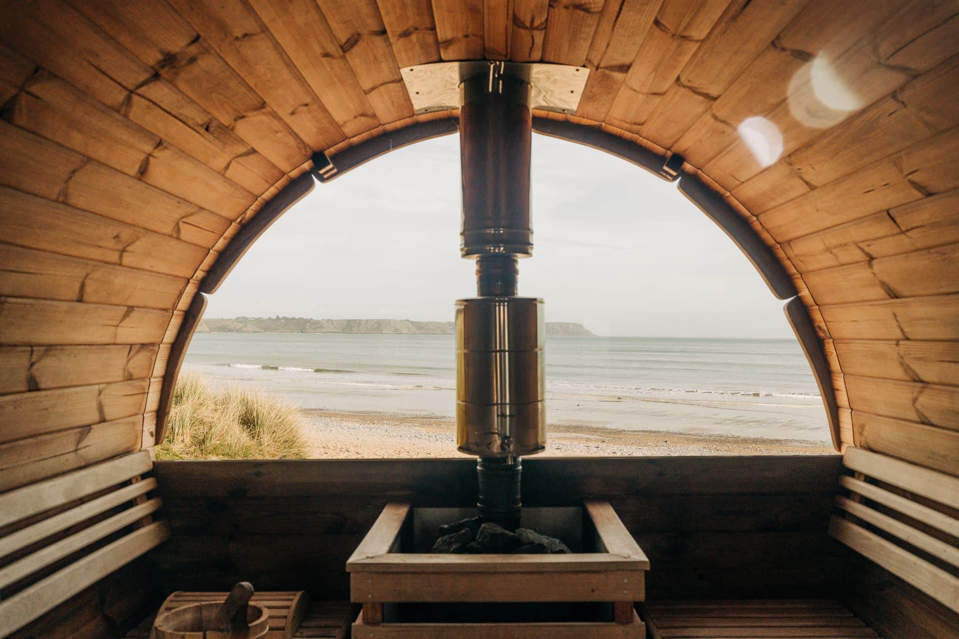 wales urlaub wyldmag outdoormagazin 2026684928 beach sauna at oxwich bay gower web optimised 1920px