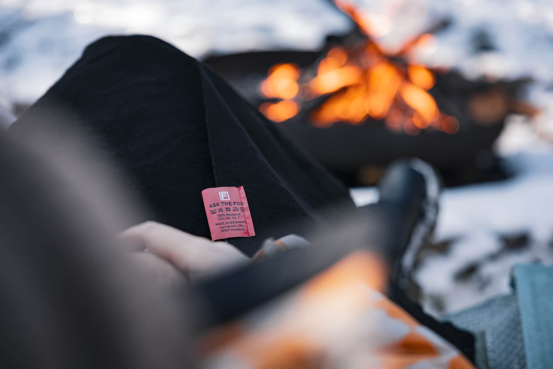 ASK THE FOX Decke am Lagerfeuer