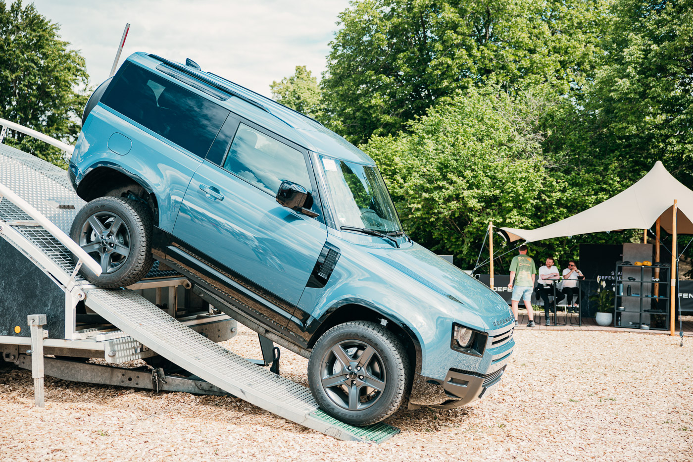 Abenteuer & Allrad 2026 Land Rover Defender in Schräglage