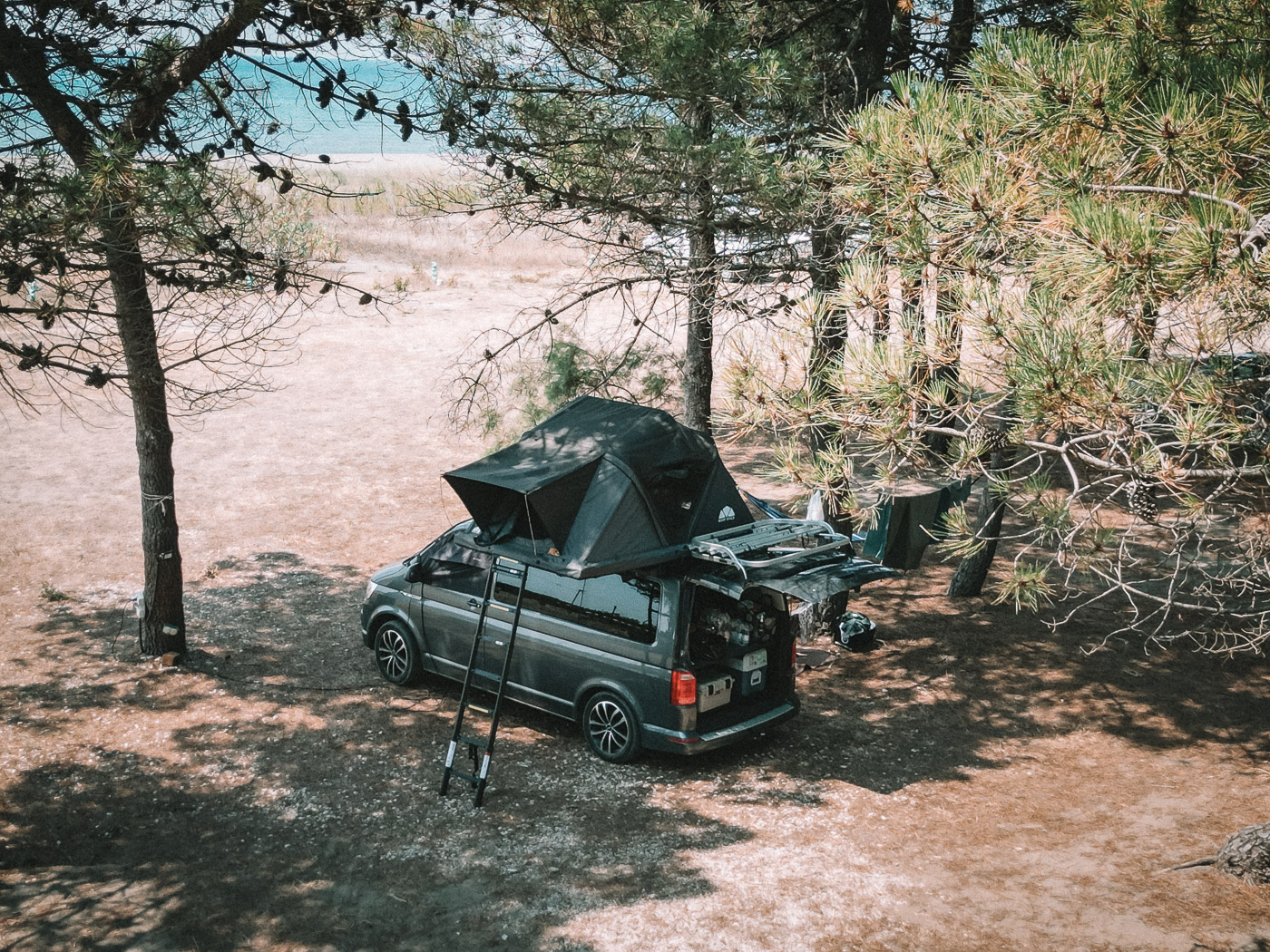 Camping mit dem VW Bus in Montenegro am Strand