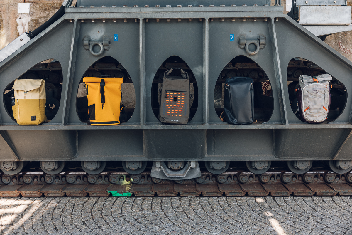 Daypacks im Vergleich im Hafengebiet an einem Kran