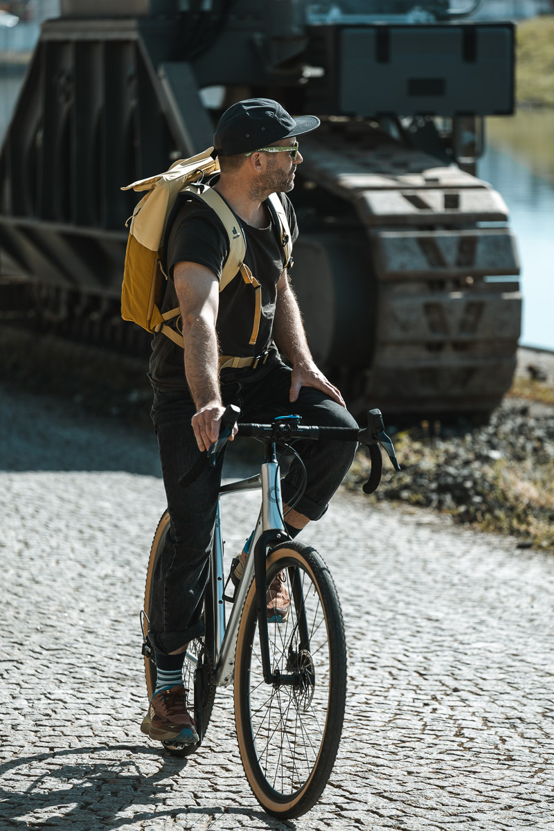 Deuter UP Seoul Fahrradfahrer auf dem Weg zur Arbeit