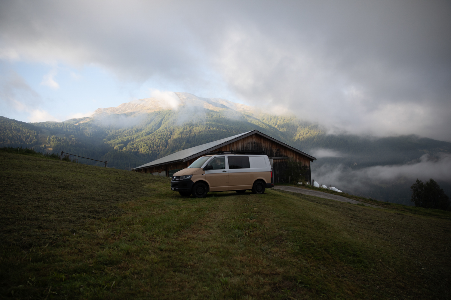 Nomady Camping mit VW Bus in den Bergen