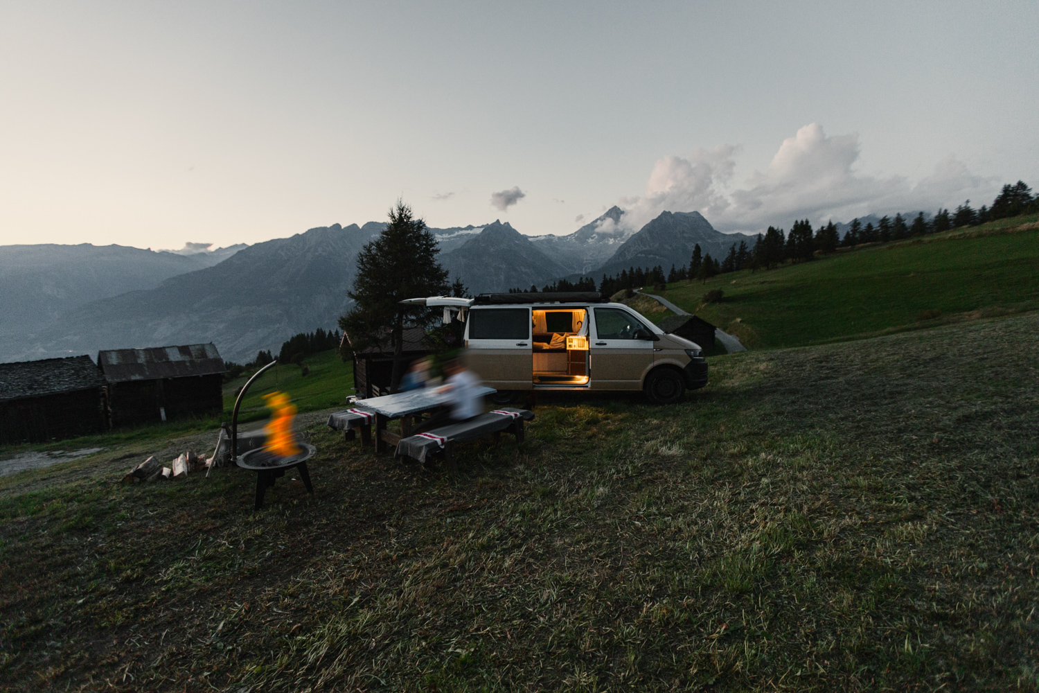 Nomady VW Bus mit Bergpanorama