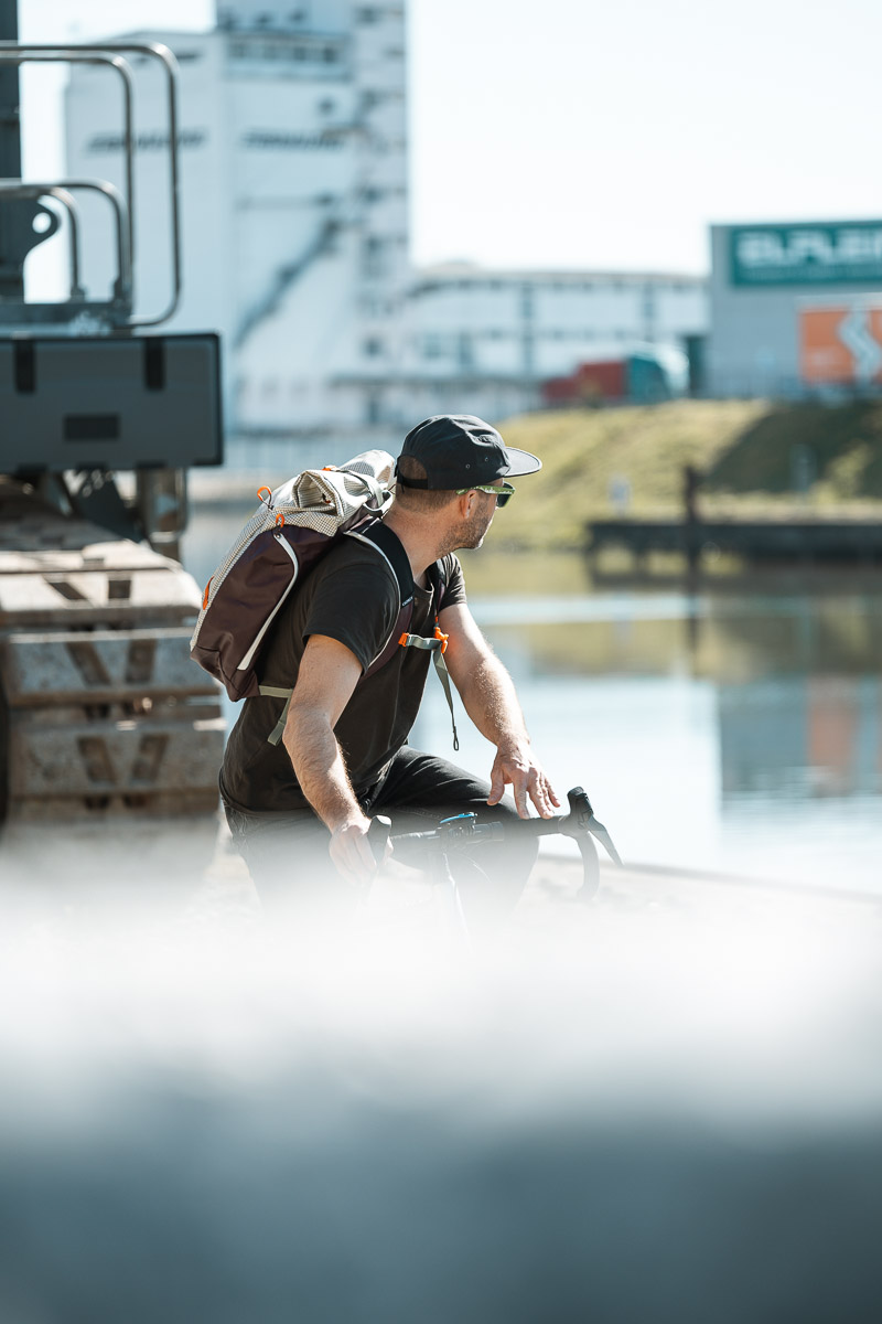Osprey Transporter Rolltop Radfahrer am Wasser