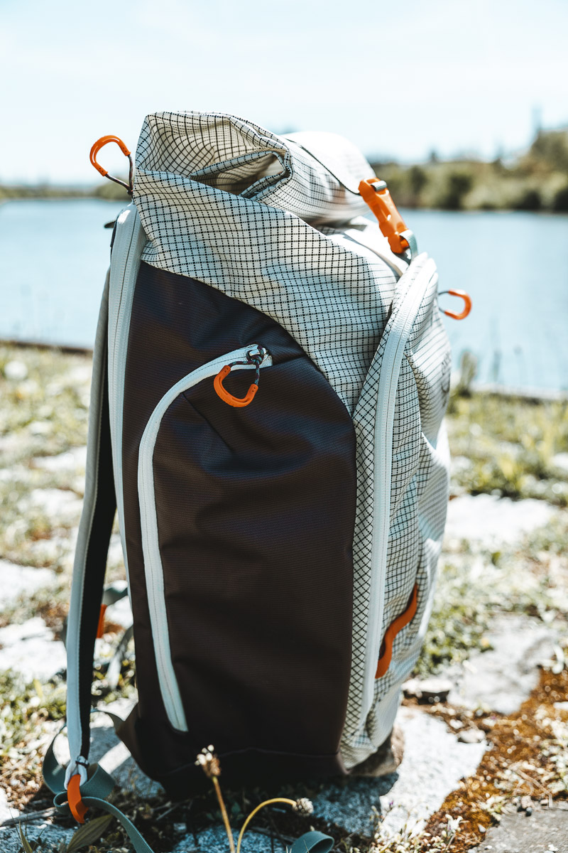 Osprey Transporter Rolltop am Wasser Seitenansicht mit Trinkflaschenfach