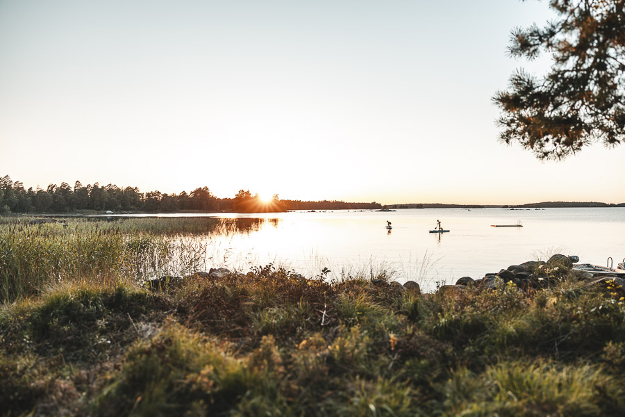 Schweden Stand Up Paddling auf dem See Golden Hour