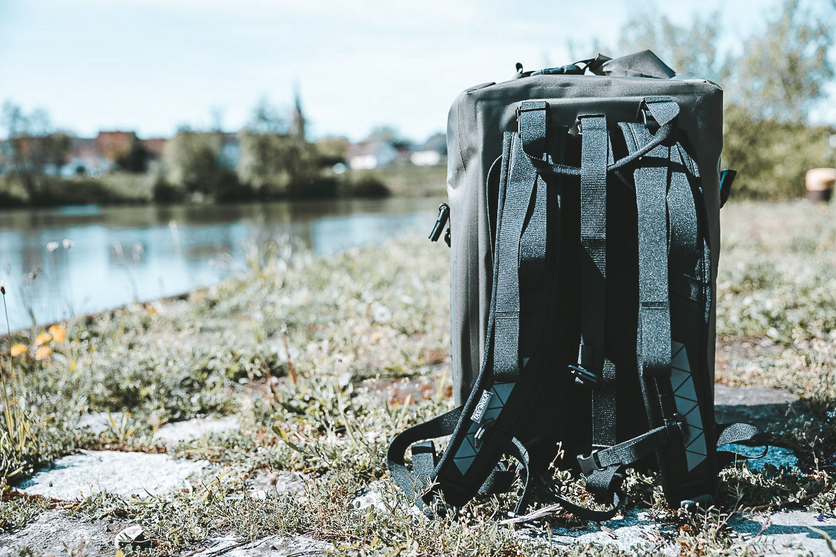 Tatonka Commuter Rolltop 30 WP Daypack Tragegurte im Detail