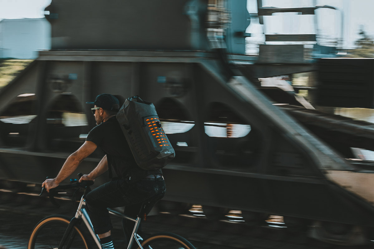 Tatonka Commuter Rolltop 30 WP Fahrradfahrer am Kran