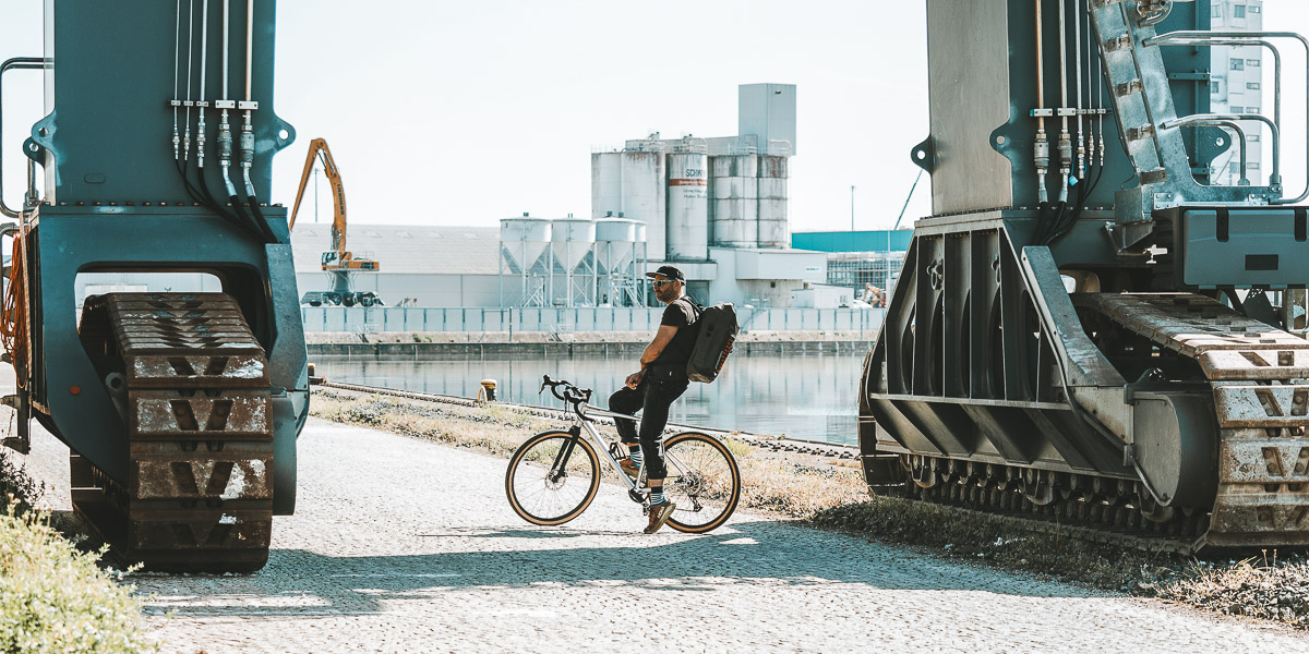 Tatonka Commuter Rolltop 30 WP Fahrradfahrer unter Hafenkran