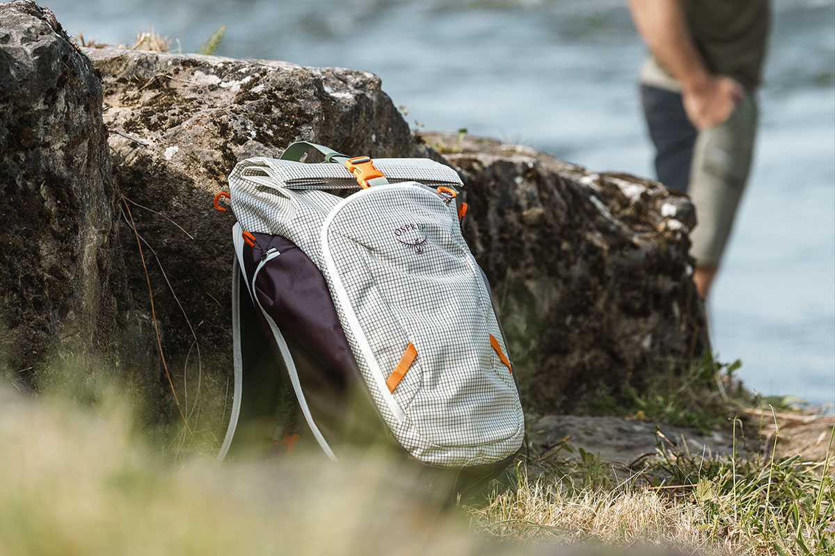 gewinnspiel osprey transpoter roll top rucksack am Wasser