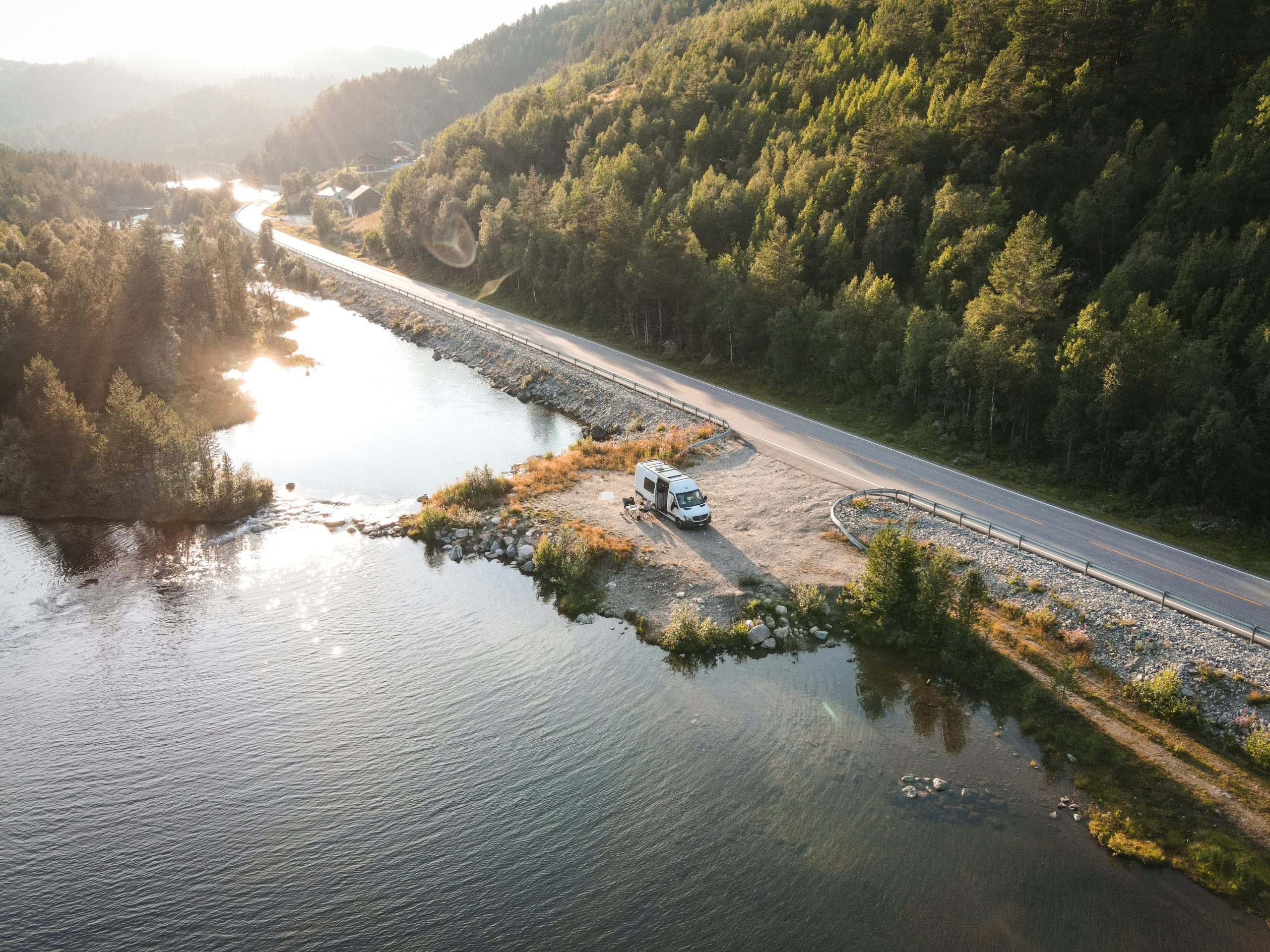 Stellplatzsuche mit dem Campervan in Skandinavien am Wasser