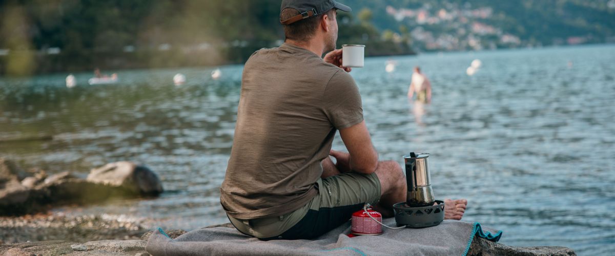 Ask The Fox Cosy Fox mit Model am Lago Maggiore und Campingkocher