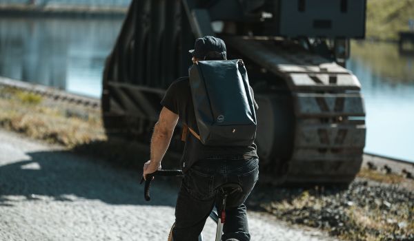 Big Agnes Causeway 28 L Fahrradfahrer an einem Kran