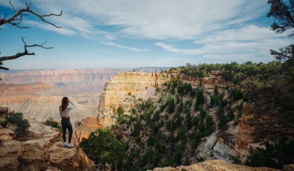 Wanderer auf dem North Kaibab Trail am North Rim Grand Canyon, Saison 2026