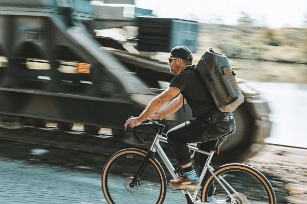 Tatonka Commuter Rolltop 30 WP Fahrradfahrer am Hafendock
