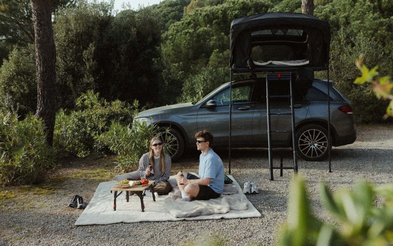 qeedo Camping mit Dachzelt und Picknick im Freien