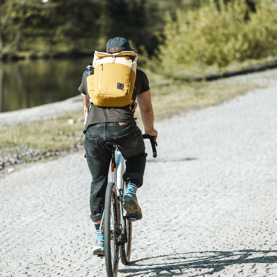 Deuter UP Seoul Fahrradfahrer am Wasser