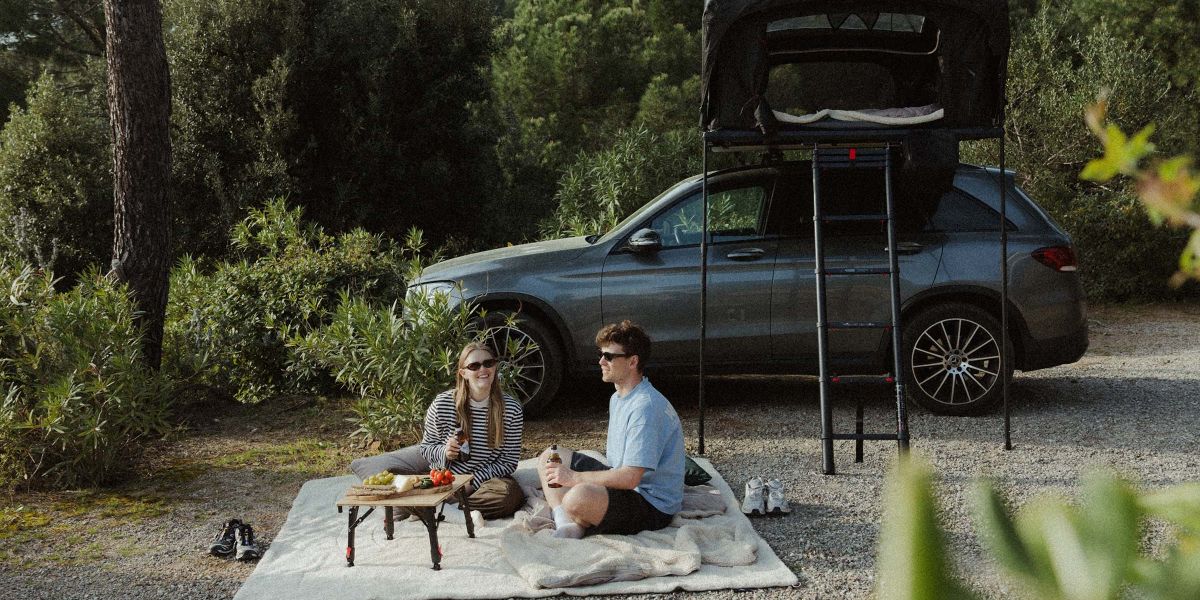 qeedo Camping mit Dachzelt und Picknick im Freien