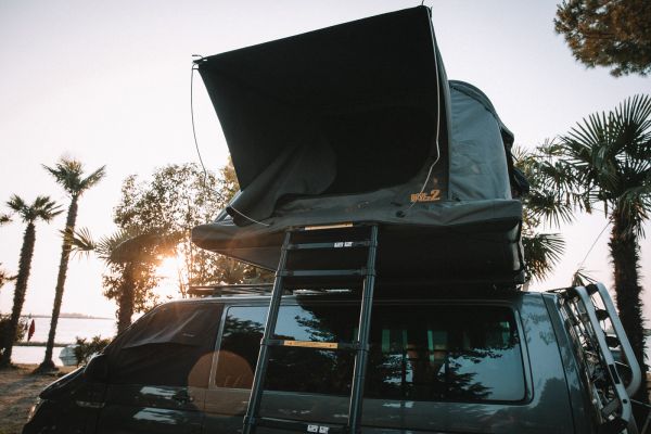 RoofSpace 2 auf einem VW T6 bei Sonnenuntergang Golgen Hour