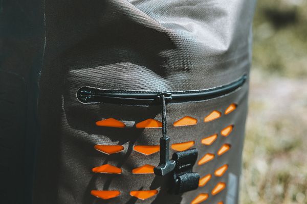 Tatonka Commuter Rolltop 30 WP wasserdichter Reissverschluss geöffnet
