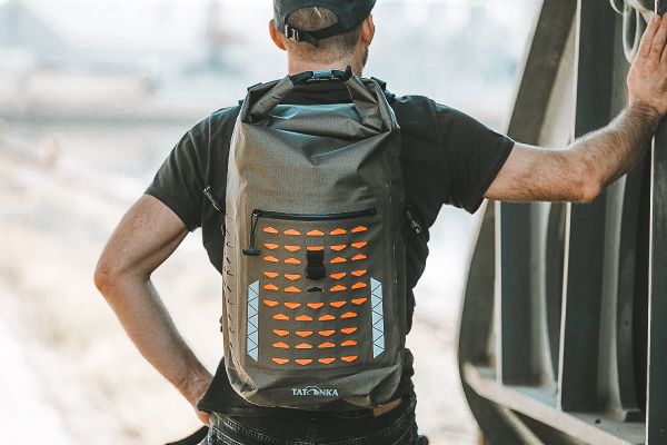 Tatonka Commuter Rolltop 30 WP Rückenansicht mit Person