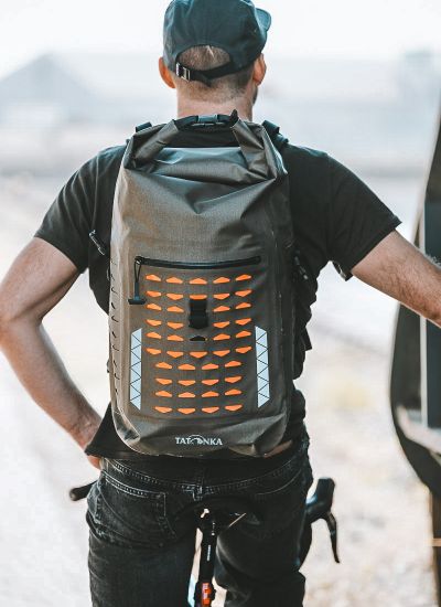 Tatonka Commuter Rolltop 30 WP mit Person auf dem Rad