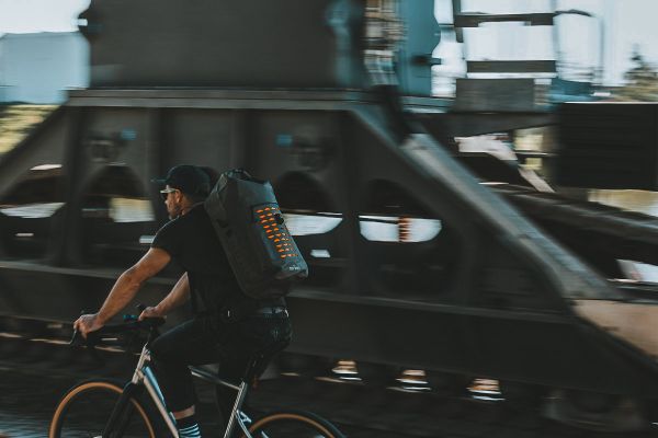 Tatonka Commuter Rolltop 30 WP Fahrradfahrer am Kran