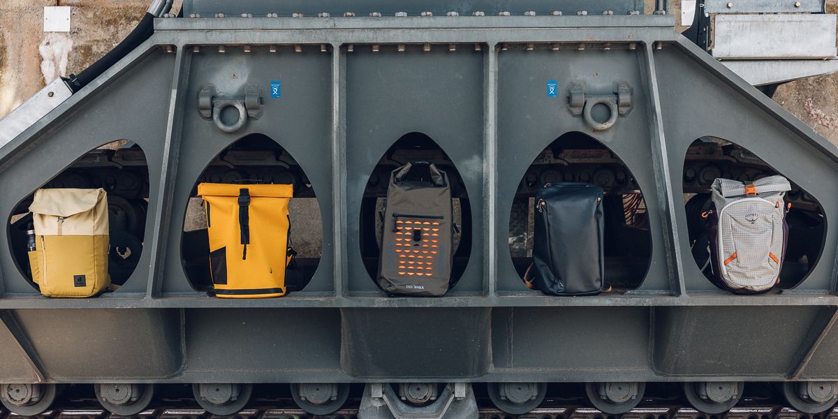 Daypacks im Vergleich im Hafengebiet an einem Kran