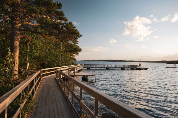 Jedermannsrecht Steg am Wasser bei Sonnenuntergang