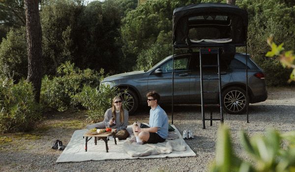 qeedo Camping mit Dachzelt und Picknick im Freien