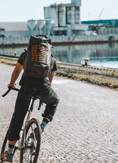 Tatonka Commuter Rolltop 30 WP Radfahrer am Hafendock Hafenbecken