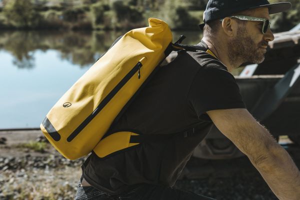 BTWIN Fahrrad Rucksack Speed 900 auf dem Rücken am Fahrrad