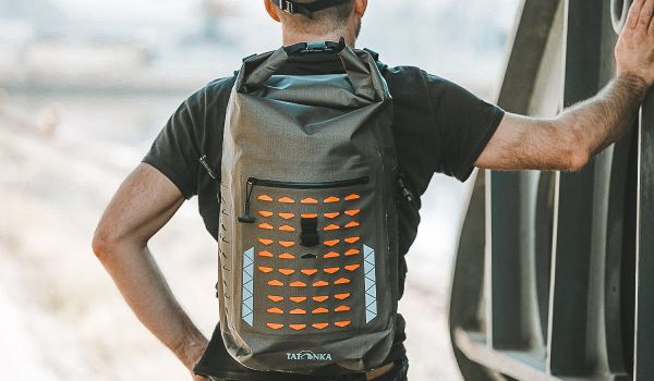 Tatonka Commuter Rolltop 30 WP Rückenansicht mit Person
