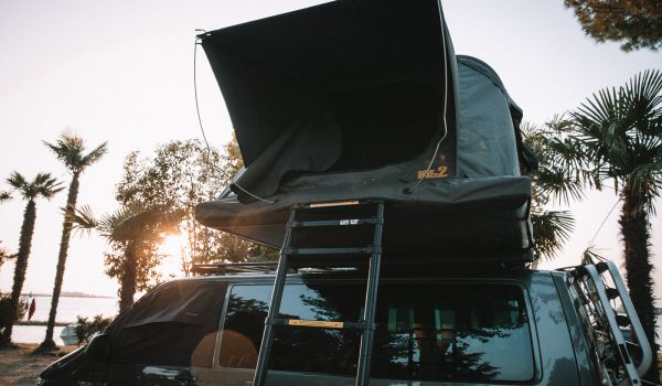 RoofSpace 2 auf einem VW T6 bei Sonnenuntergang Golgen Hour