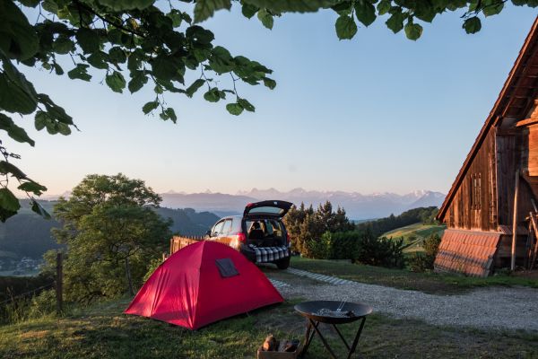 Nomady Camping mit Zelt am Bauernhof