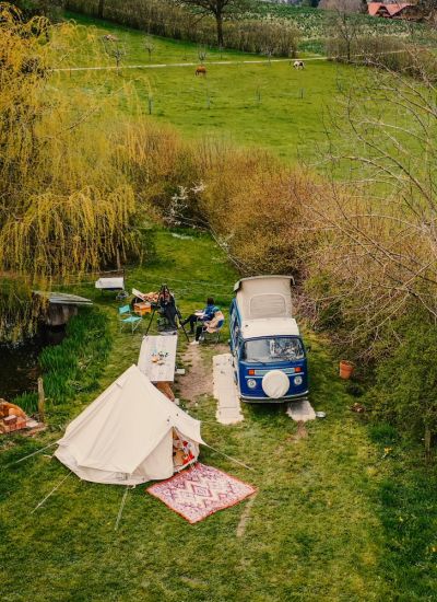 Nomady Camping mit Bus und Zelt
