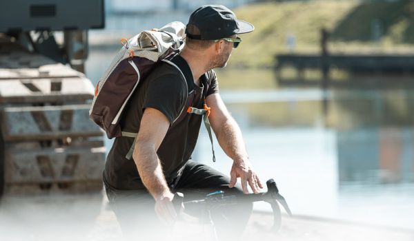 Osprey Transporter Rolltop Radfahrer am Wasser