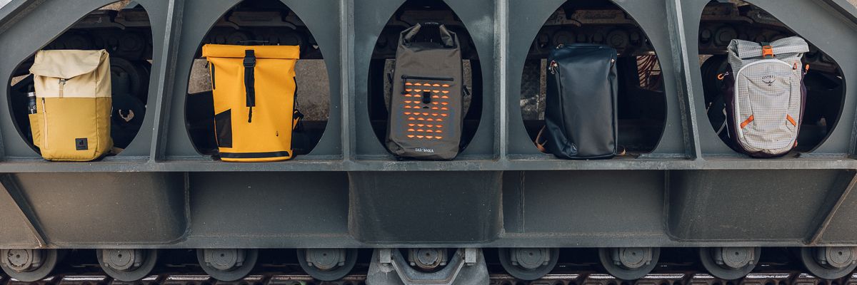 Daypacks im Vergleich im Hafengebiet an einem Kran