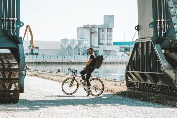 Tatonka Commuter Rolltop 30 WP Fahrradfahrer unter Hafenkran